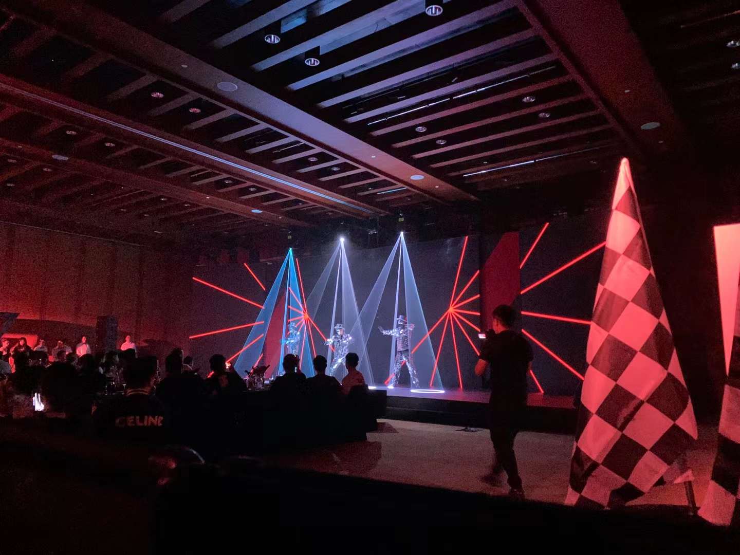 令消費者叫絕的舞臺幕后使用的燈光音響租賃設備